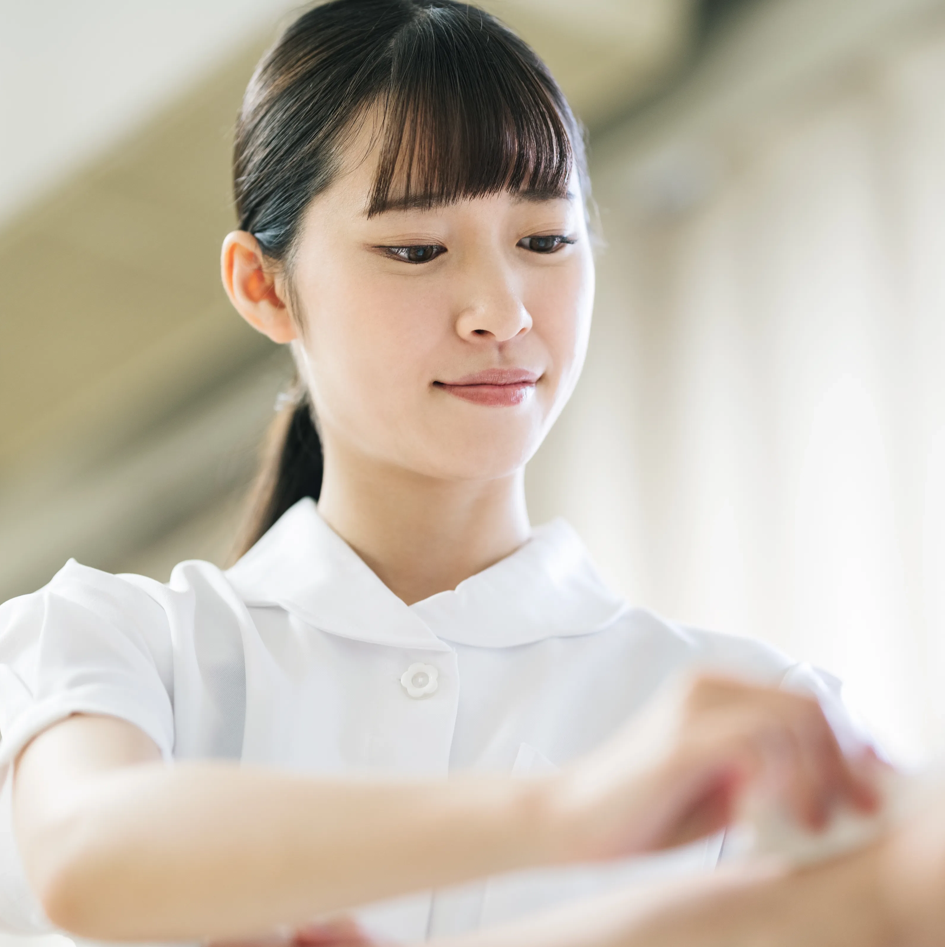 看護師が患者の腕を診察している様子