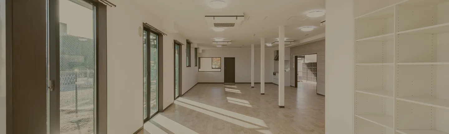 明るい室内空間の写真