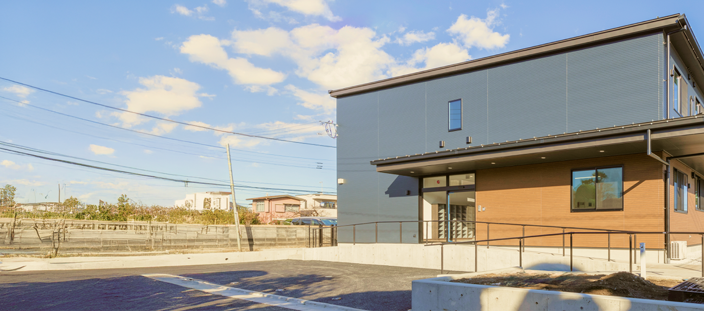 青空の下にある近代的な建物の外観