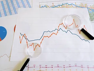 拡大鏡で分析されている折れ線グラフのデータ