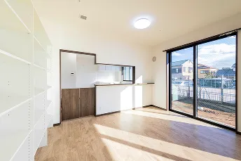 広い室内空間、窓からの自然光が入る明るい部屋